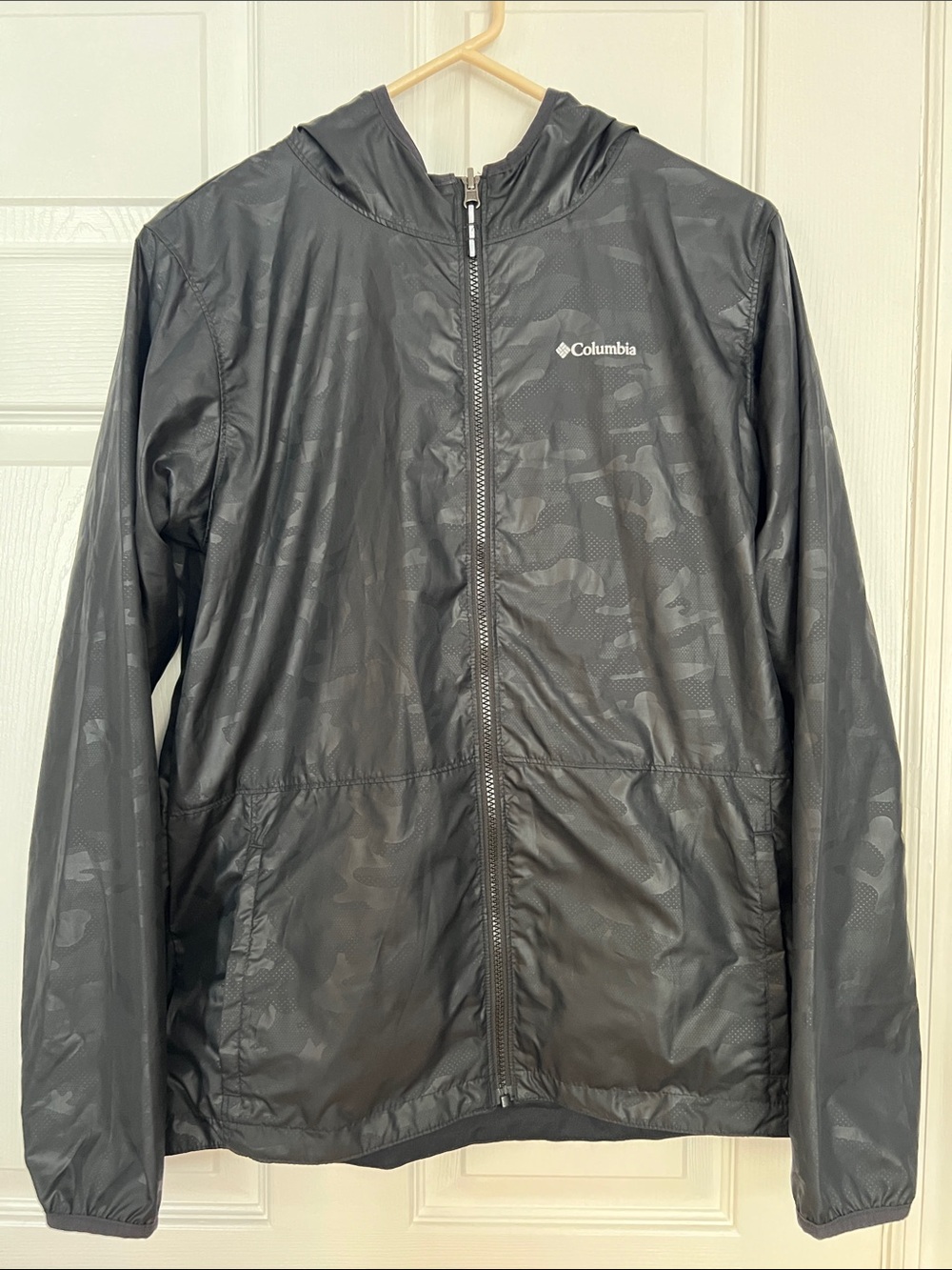 Columbia Reversible Black Hooded Windbreaker with Subtle Camouflage NWOT